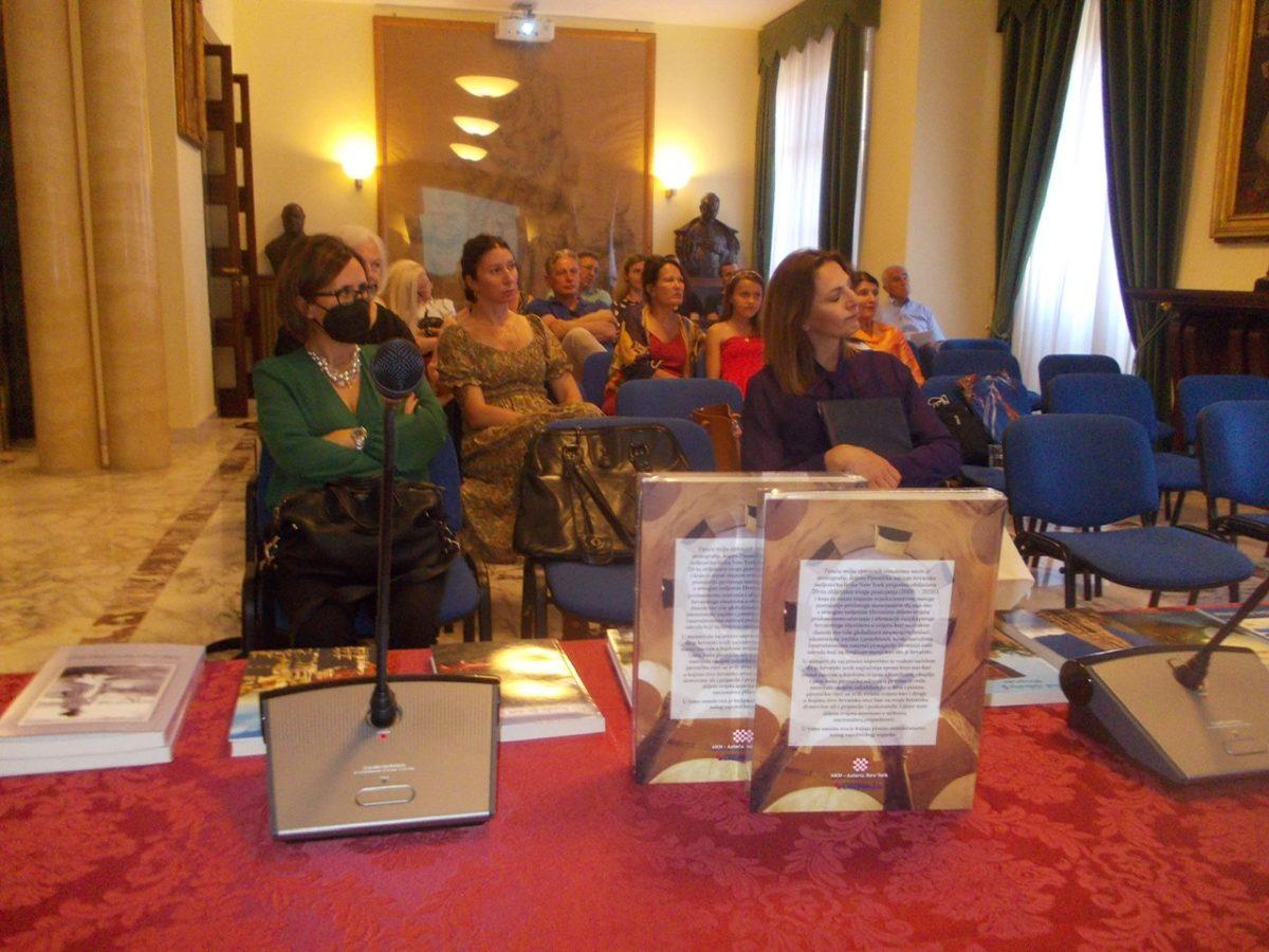 HRVATSKI PJESNICI IZ ISELJENIŠTVA U RIMU: U Zavodu sv. Jeronima održan 21. Susret pjesnika hrvatske iseljeničke lirike New York HRVATSKI PJESNICI IZ ISELJENIŠTVA U RIMU: U Zavodu sv. Jeronima održan 21. Susret pjesnika hrvatske iseljeničke lirike New York