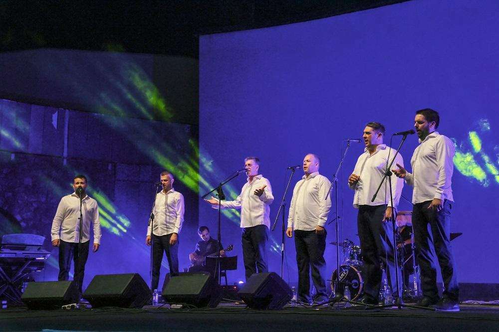 (VIDEO) KLAPA RIŠPET U OPATIJI: Opatijskoj publici darovali večer punu ljubavi i sjećanja, pala je i prosidba (VIDEO) KLAPA RIŠPET U OPATIJI: Opatijskoj publici darovali večer punu ljubavi i sjećanja, pala je i prosidba
