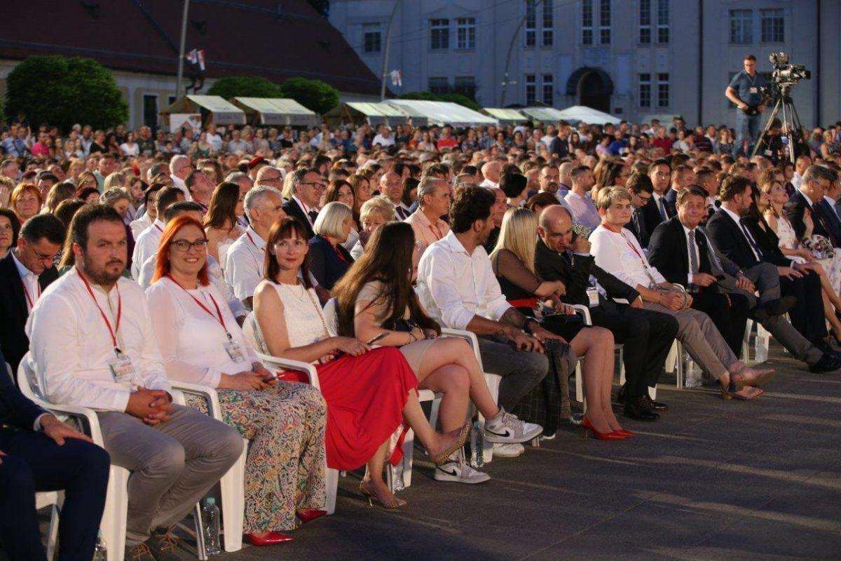 (FOTO) OTVORENI 56. "ĐAKOVAČKI VEZOVI": U nedjelju će središtem grada proći 50 folklornih skupina s oko dvije tisuće sudionika Djakovacki vezovi