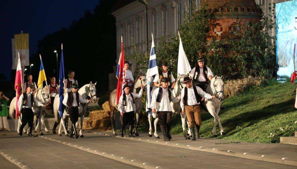 (FOTO) OTVORENI 56. "ĐAKOVAČKI VEZOVI": U nedjelju će središtem grada proći 50 folklornih skupina s oko dvije tisuće sudionika Djakovacki vezovi
