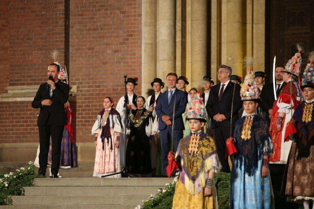 (FOTO) OTVORENI 56. "ĐAKOVAČKI VEZOVI": U nedjelju će središtem grada proći 50 folklornih skupina s oko dvije tisuće sudionika Djakovacki vezovi