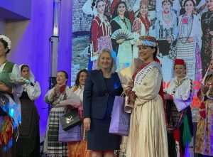 IZBOR ZA NAJLJEPŠU HRVATICU U NARODNOJ NOŠNJI 2022.: Drina Jelena Dujmić iz Kanade pobjednica izbora, Darija Tomičić iz Poljske je prva pratilja, a druga je Natalija Florencia Jeličić iz Argentine.