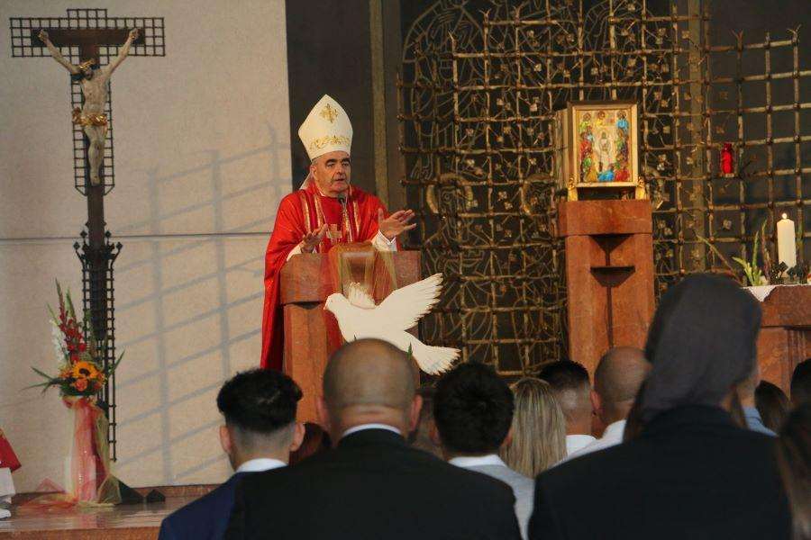 SAKRAMENT POTVRDE ZA 36 KRIZMANIKA U MAINZU: Papinski nuncij i nadbiskup msgr. Nikola Eterović otkrio kakav je položaj hrvatske Katoličke Crkve u Njemačkoj SAKRAMENT POTVRDE ZA 36 KRIZMANIKA U MAINZU: Papinski nuncij i nadbiskup msgr. Nikola Eterović otkrio kakav je položaj hrvatske Katoličke Crkve u Njemačkoj