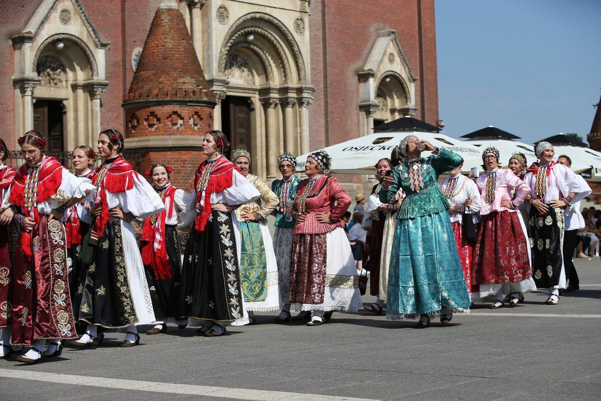 SVEČANI MIMOHOD 'ĐAKOVAČKIH VEZOVA': Prodefilirale 43 folklorne skupine iz Hrvatske i inozemstva SVEČANI MIMOHOD 'ĐAKOVAČKIH VEZOVA': Prodefilirale 43 folklorne skupine iz Hrvatske i inozemstva