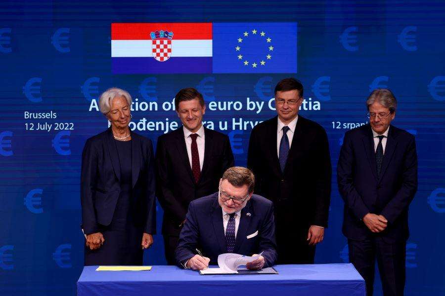 HRVATSKA I SLUŽBENO U EUROZONI: Svečano potpisano pridruživanje Hrvatske europodručju HRVATSKA I SLUŽBENO U EUROZONI: Svečano potpisano pridruživanje Hrvatske europodručju