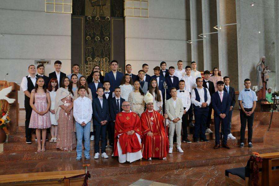 SAKRAMENT POTVRDE ZA 36 KRIZMANIKA U MAINZU: Papinski nuncij i nadbiskup msgr. Nikola Eterović otkrio kakav je položaj hrvatske Katoličke Crkve u Njemačkoj SAKRAMENT POTVRDE ZA 36 KRIZMANIKA U MAINZU: Papinski nuncij i nadbiskup msgr. Nikola Eterović otkrio kakav je položaj hrvatske Katoličke Crkve u Njemačkoj