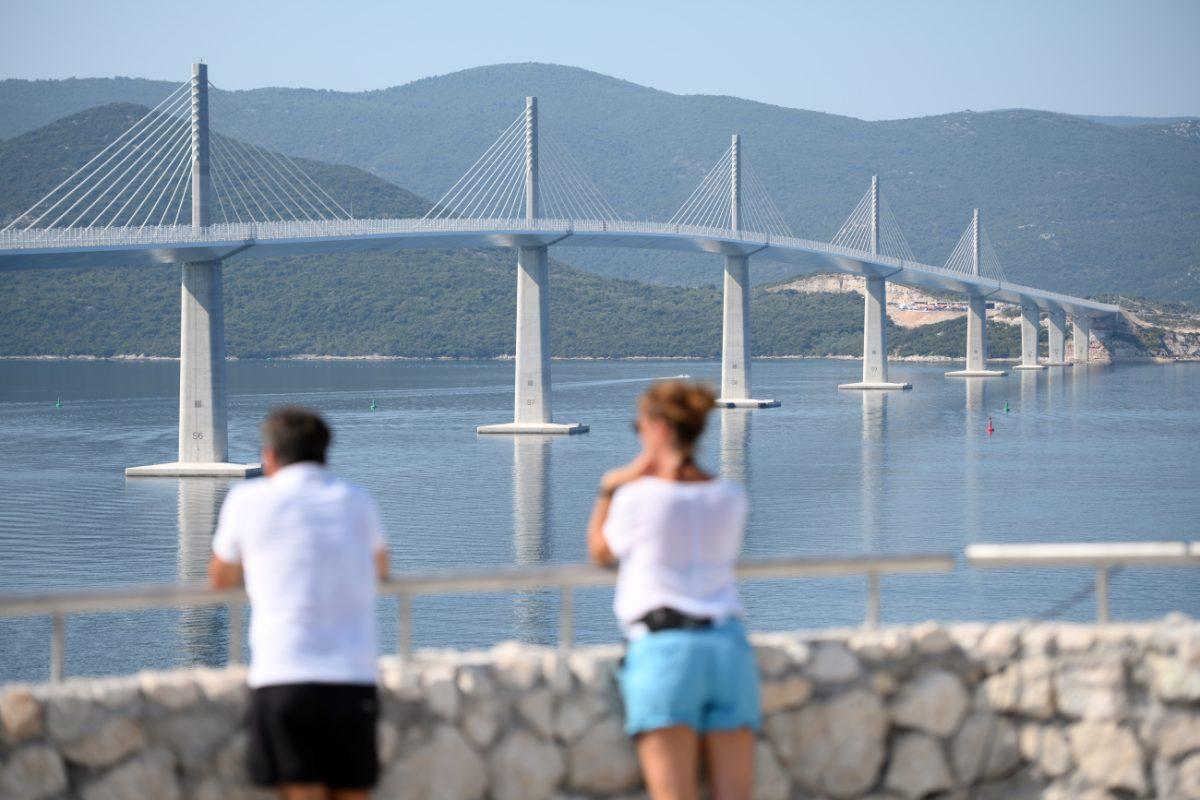(FOTO) STRANI MEDIJI O OTVARANJU PELJEŠKOG MOSTA: Hrvatska novim mostom zaobilazi BiH na putu do Dubrovnika (FOTO) STRANI MEDIJI O OTVARANJU PELJEŠKOG MOSTA: Hrvatska novim mostom zaobilazi BiH na putu do Dubrovnika