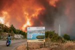 PAKAO U DALMACIJI: Više od 300 vatrogasaca gasi požar, Plenković u obilasku, situacija nikad gora, izgorjelo 20- ak kuća i nekoliko vozila, nema stradalih