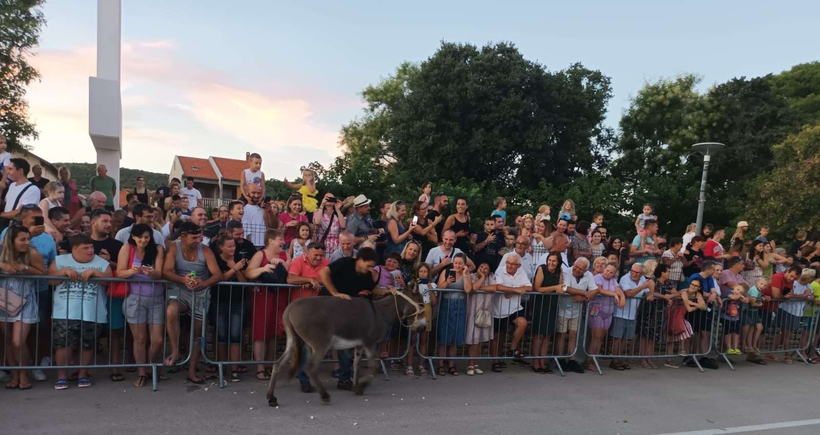 (FOTO i VIDEO) TRKA MAGARACA U POSEDARJU: Ni tovar neće uvik poslušati, ali tvrdoglav ostaje! (FOTO i VIDEO) TRKA MAGARACA U POSEDARJU: Ni tovar neće uvik poslušati, ali tvrdoglav ostaje!