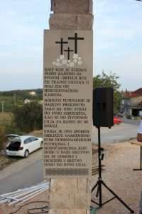 SPOMEN OBILJEŽJE ŽRTVAMA UDBE: U Donjim Hamzićima podignut spomenik u čast mučki ubijene obitelji Ševo SPOMEN OBILJEŽJE ŽRTVAMA UDBE: U Donjim Hamzićima podignut spomenik u čast mučki ubijene obitelji Ševo