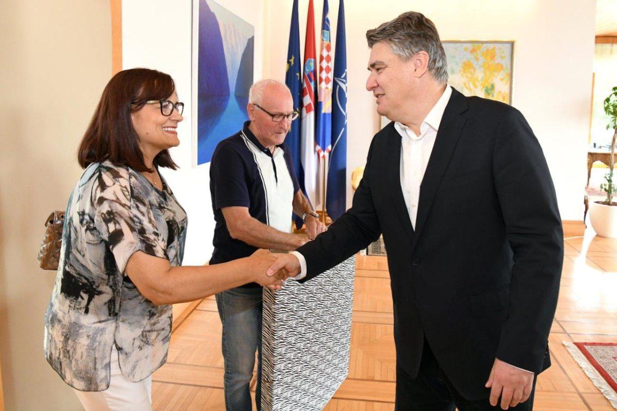 NA DAR DOBIO PORTRET KOJI JE PREŠAO MNOGO KILOMETARA: Milanović na Pantovčaku primio Čedu Paića, poznatog hrvatskog humanitarca iz Nizozemske i „Osobu godine“ u Večernjakovu izboru