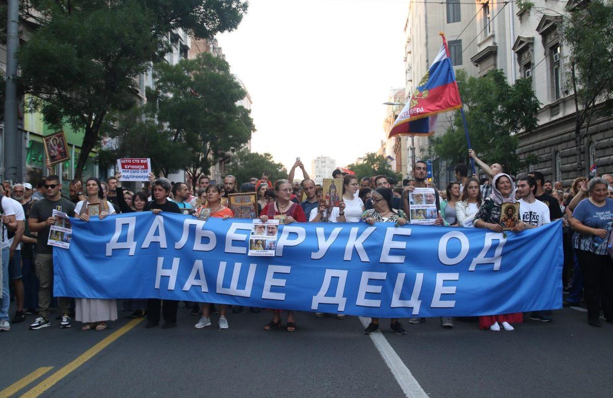 BEOGRAD: Noseći slike Vladimira Putina i četnika Draže Mihajlovića prosvjedovali protiv održavanja EuroPridea u Beogradu beograd