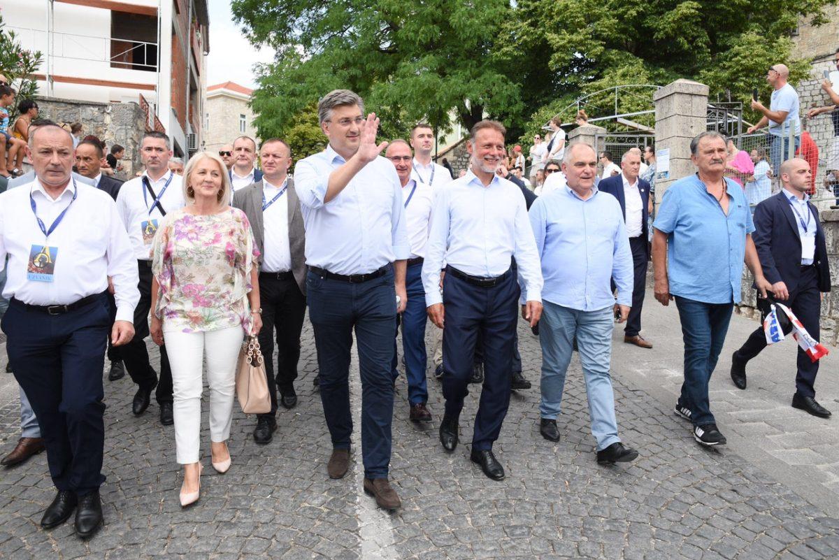 BORJANA KRIŠTO: Kandidatkinja HNS BiH za hrvatskog člana Predsjedništva BiH na obilježavanju 307. Sinjske alke BORJANA KRIŠTO: Kandidatkinja HNS BiH za hrvatskog člana Predsjedništva BiH na obilježavanju 307. Sinjske alke