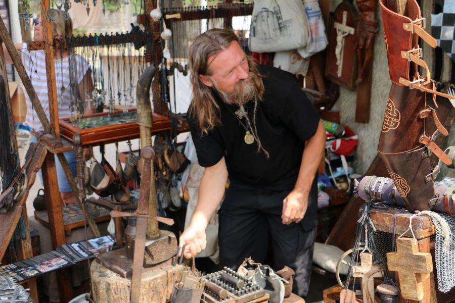 ČOVJEK KOJI „NUDI“ POVRATAK U PROŠLOST: Zimi na svom imanju gradi „Dvore sokolove“, a ljeti putuje po Dalmaciji i svojim likom i radom plijeni pozornost ČOVJEK KOJI „NUDI“ POVRATAK U PROŠLOST: Zimi na svom imanju gradi „Dvore sokolove“, a ljeti putuje po Dalmaciji i svojim likom i radom plijeni pozornost