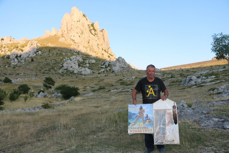 PUTOVIMA WINNETOUA: Na Velebitu podno Tulovih greda Mićo Šarlija čuva uspomene na indijskog poglavicu, Pierre Bricea, Lexa Barkera ... PUTOVIMA WINNETOUA: Na Velebitu podno Tulovih greda Mićo Šarlija čuva uspomene na indijskog poglavicu, Pierre Bricea, Lexa Barkera ...