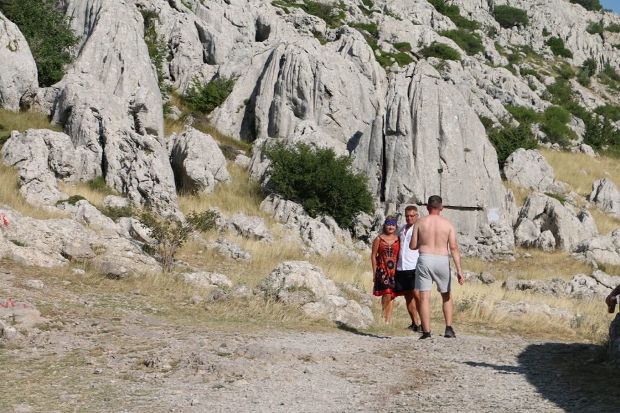 PUTOVIMA WINNETOUA: Na Velebitu podno Tulovih greda Mićo Šarlija čuva uspomene na indijskog poglavicu, Pierre Bricea, Lexa Barkera ... PUTOVIMA WINNETOUA: Na Velebitu podno Tulovih greda Mićo Šarlija čuva uspomene na indijskog poglavicu, Pierre Bricea, Lexa Barkera ...