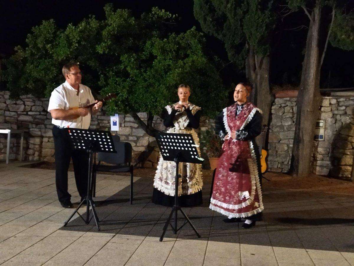 (FOTO) TRADICIJA SE NASTAVLJA: Uspješno protekla Matičina Ljetna škola hrvatskog folklora u Zadru (FOTO) TRADICIJA SE NASTAVLJA: Uspješno protekla Matičina Ljetna škola hrvatskog folklora u Zadru