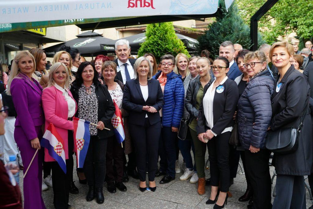 BORJANA KRIŠTO U TRAVNIKU I NOVOM TRAVNIKU: Naša zadaća je osigurati više razloga kako bi mladi ostajali ovdje i gradili svoju budućnost BORJANA KRIŠTO U TRAVNIKU I NOVOM TRAVNIKU: Naša zadaća je osigurati više razloga kako bi mladi ostajali ovdje i gradili svoju budućnost