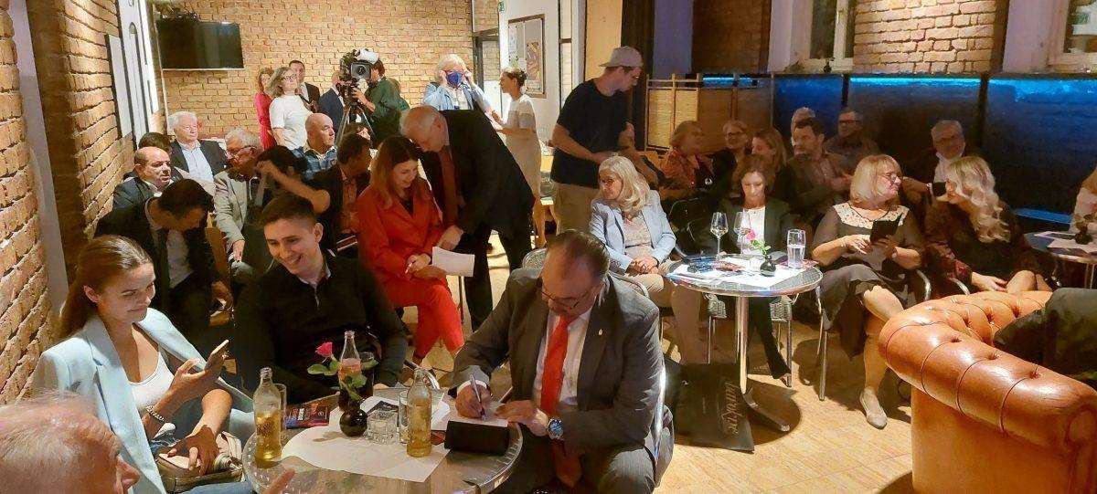 HRVATSKI CENTAR: U Beču predstavljen program 52. Varaždinskih baroknih večeri, Raymondu Rojniku uručena nagrada “Metron” HRVATSKI CENTAR: U Beču predstavljen program 52. Varaždinskih baroknih večeri, Raymondu Rojniku uručena nagrada “Metron”