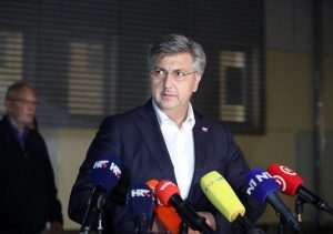 ŽELJEZNIČKA NESREĆA U HRVATSKOJ: U sudaru vlakova kod Novske poginule 3 osobe, 11 je ozlijeđeno. Mjesto nesreće obišao premijer Plenković sa ministrima