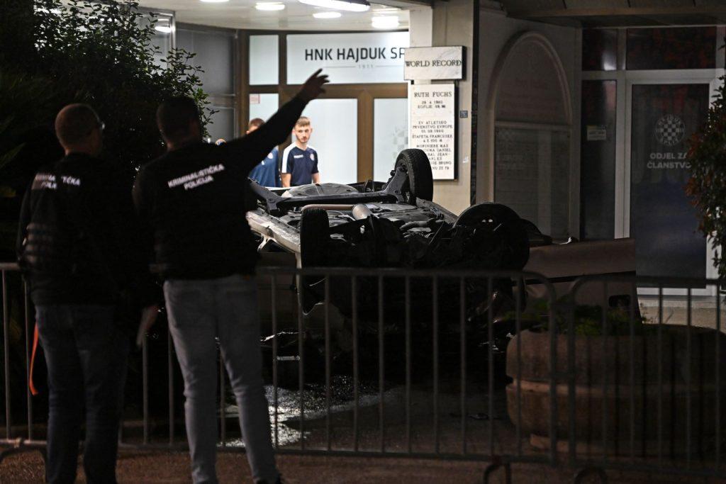 NESREĆA NA POLJUDU: Automobil sletio s 10 metara visine pred ulaz u Hajdukove prostorije, troje teško ozlijeđenih