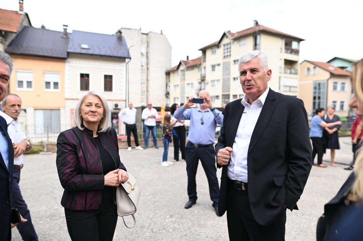 BORJANA KRIŠTO U KONJICU: Šaljemo poruku zajedništva da ćemo se ustrajno boriti za svoju domovinu Bosnu I Hercegovinu BORJANA KRIŠTO U KONJICU: Šaljemo poruku zajedništva da ćemo se ustrajno boriti za svoju domovinu Bosnu I Hercegovinu
