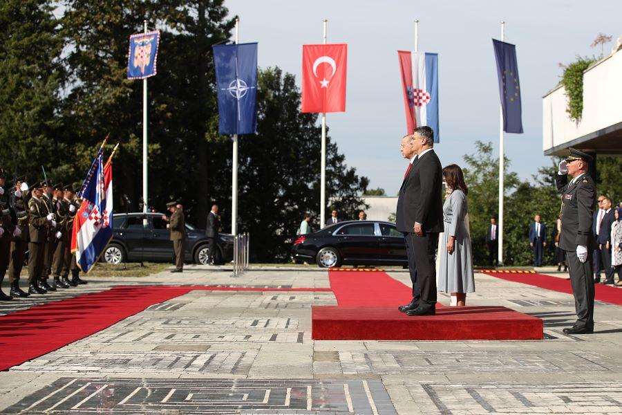 ERDOGAN STIGAO NA PANTOVČAK: Posjet Hrvatskoj prate iznimne mjere sigurnosti ERDOGAN STIGAO NA PANTOVČAK: Posjet Hrvatskoj prate iznimne mjere sigurnosti