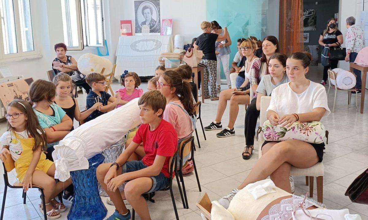 "ČINIMO PIZELJE U TAVELI": U Italiji održane radionice za podučavanje izrade čipke "ČINIMO PIZELJE U TAVELI": U Italiji održane radionice za podučavanje izrade čipke