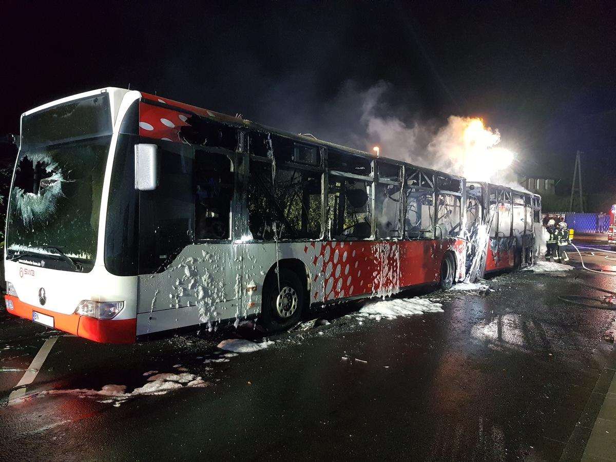 DRAMATIČNI PRIZORI: Požar progutao autobus u Bonnu DRAMATIČNI PRIZORI: Požar progutao autobus u Bonnu