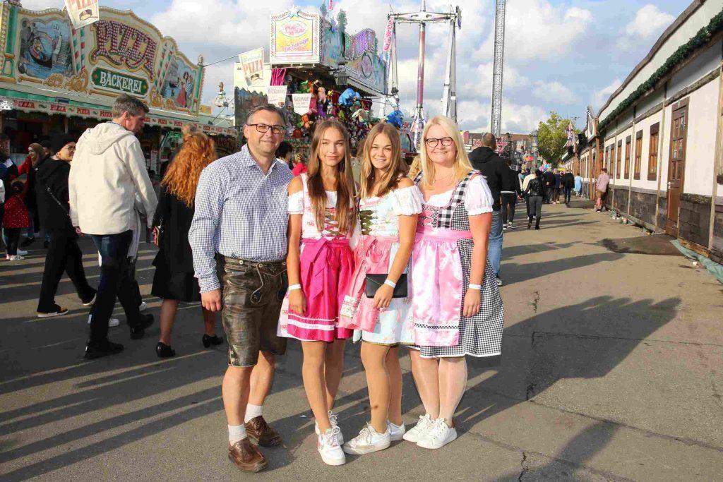(FOTO) U SRCU STUTTGARTA: Hrvati na povijesnom pučkom festivalu čija tradicija seže u 1818. godinu stuttgart pucki festival