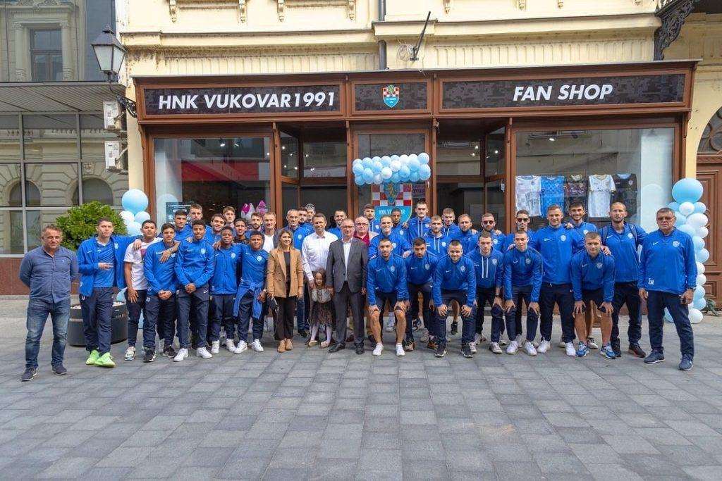 ČELNICI HNK VUKOVAR 1991. U SINJU: Prilikom posjeta Gospinu Svetištu u Sinju primio ih gvardijan fra. Marinko Vukman