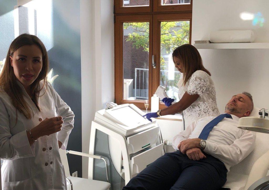 HANAU: Diplomatskom prijemu i proslavi 25. obljetnice Klinike za dermatologiju i alergiju u Hanauu odazvao se i Stjepan Mesić HANAU: Diplomatskom prijemu i proslavi 25. obljetnice Klinike za dermatologiju i alergiju u Hanauu odazvao se i Stjepan Mesić