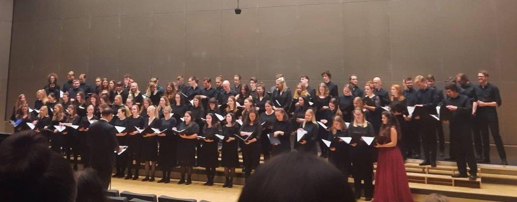 KULTUROLOŠKI DOGAĐAJ GODINE ZA HRVATE U AUGSBURGU: Koncert studentskih zborova iz Pule i Augsburga na Sveučilištu u Augsburg KULTUROLOŠKI DOGAĐAJ GODINE ZA HRVATE U AUGSBURGU: Koncert studentskih zborova iz Pule i Augsburga na Sveučilištu u Augsburg