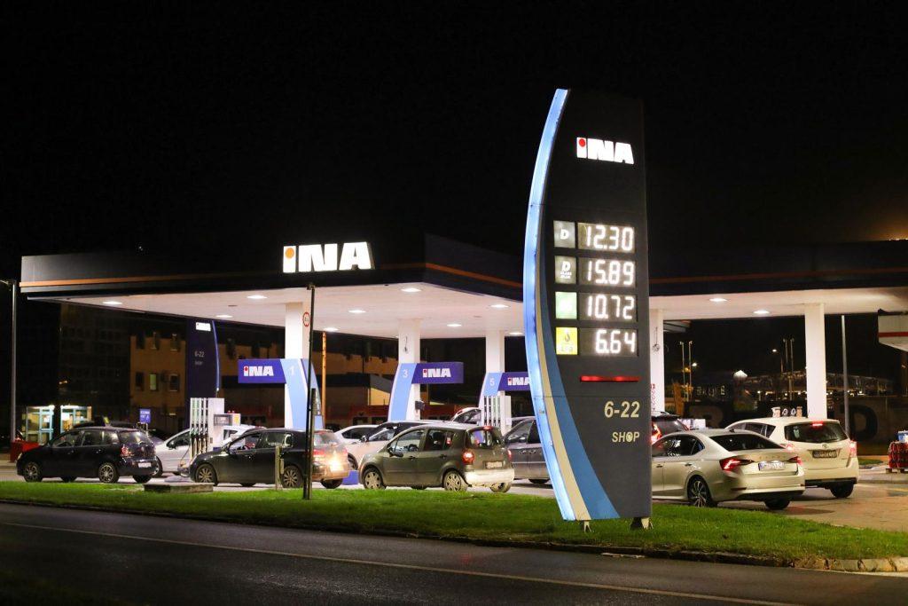 (FOTO) VELIKO POSKUPLJENJE GORIVA U HRVATSKOJ: Ovo su gužve večeras na benzinskim postajama (FOTO) VELIKO POSKUPLJENJE GORIVA U HRVATSKOJ: Ovo su gužve večeras na benzinskim postajama