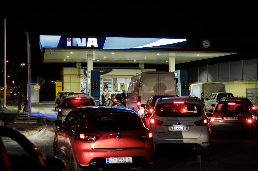 (FOTO) VELIKO POSKUPLJENJE GORIVA U HRVATSKOJ: Ovo su gužve večeras na benzinskim postajama (FOTO) VELIKO POSKUPLJENJE GORIVA U HRVATSKOJ: Ovo su gužve večeras na benzinskim postajama