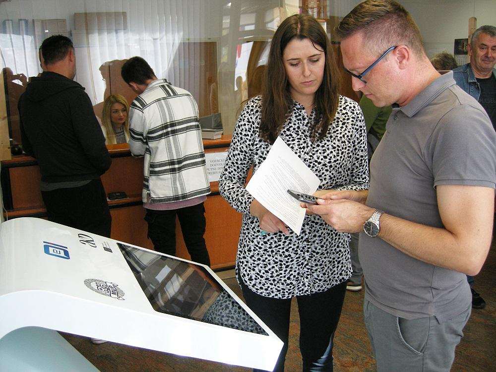 MANJE GUŽVE NA ŠALTERIMA: Policija predstavila projekt digitalne osobne iskaznice MANJE GUŽVE NA ŠALTERIMA: Policija predstavila projekt digitalne osobne iskaznice