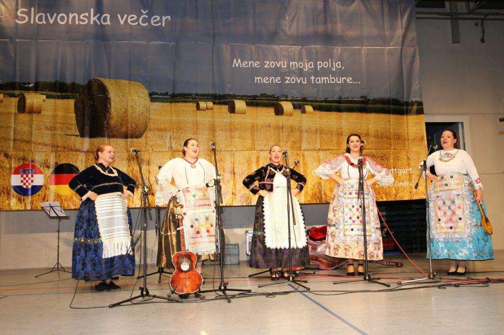 (FOTO) SLAVONSKA VEČER 2022.: Više od 1.000 gostiju u Gerlingenu uživalo u kulturno-zabavnom programu u kojem je zvijezda večeri bila jedna od najpopularnijih pjevačica kontinentalne Hrvatske (FOTO) SLAVONSKA VEČER 2022.: Više od 1.000 gostiju u Gerlingenu uživalo u kulturno-zabavnom programu u kojem je zvijezda večeri bila jedna od najpopularnijih pjevačica kontinentalne Hrvatske