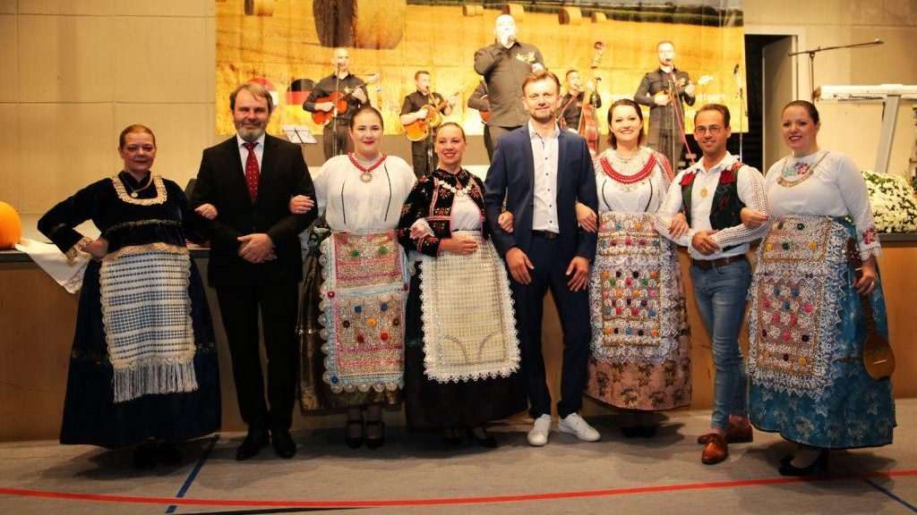 (FOTO) SLAVONSKA VEČER 2022.: Više od 1.000 gostiju u Gerlingenu uživalo u kulturno-zabavnom programu u kojem je zvijezda večeri bila jedna od najpopularnijih pjevačica kontinentalne Hrvatske (FOTO) SLAVONSKA VEČER 2022.: Više od 1.000 gostiju u Gerlingenu uživalo u kulturno-zabavnom programu u kojem je zvijezda večeri bila jedna od najpopularnijih pjevačica kontinentalne Hrvatske