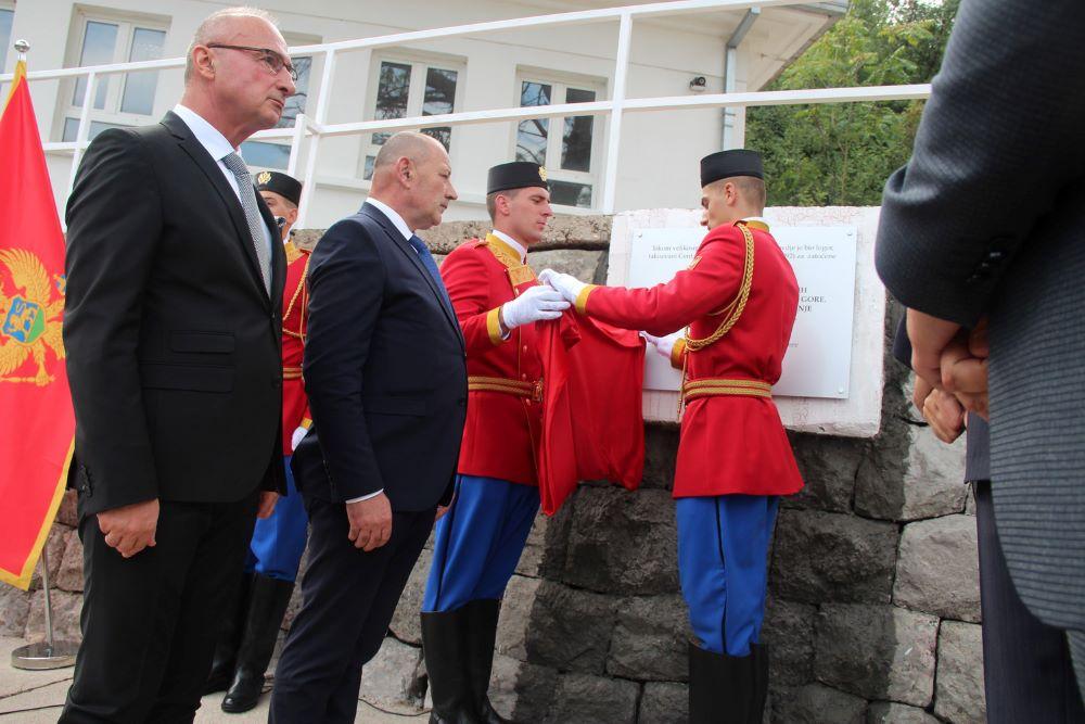CRNOGORSKI VOJNICI SPRIJEČILI UKLANJANJE SPOMEN PLOČE U MORINJU: Njome se ističe crnogorsko žaljenje zbog postojanja logora i patnji hrvatskih branitelja koji su ondje bili zatočeni
