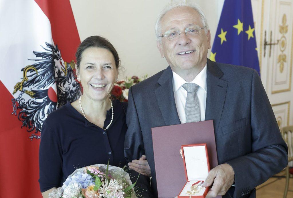 VISOKO DRŽAVNO ODLIKOVANJE: Petru Tyranu “Zlatno časno odličje” Republike Austrije za posebne zasluge za “Hrvatske novine” i gradišćanske Hrvate