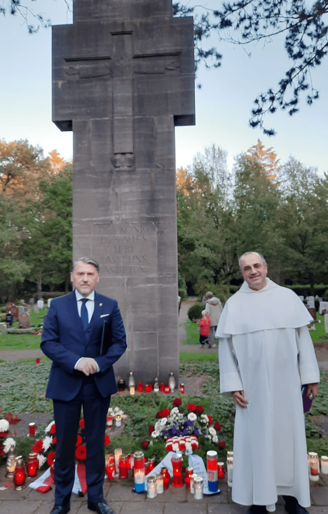 U HAMBURGU MOLILI ZA STRADALE U DOMOVINSKOM RATU: Održano tradicionalno okupljanje Hrvatica i Hrvata ispred križa park-groblja Ohlsdorf