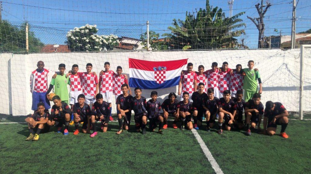 DAROVI BRAZILCIMA KOJI SU ZALJUBLJENI U HRVATSKU: Veleposlanik Hrvatske u Brazilu Ranko Vilović darovao brazliski klub hrvatskog imena hrvatskim dresovima i ostalim sportskim rekvizitima DAROVI BRAZILCIMA KOJI SU ZALJUBLJENI U HRVATSKU: Veleposlanik Hrvatske u Brazilu Ranko Vilović darovao brazliski klub hrvatskog imena hrvatskim dresovima i ostalim sportskim rekvizitima