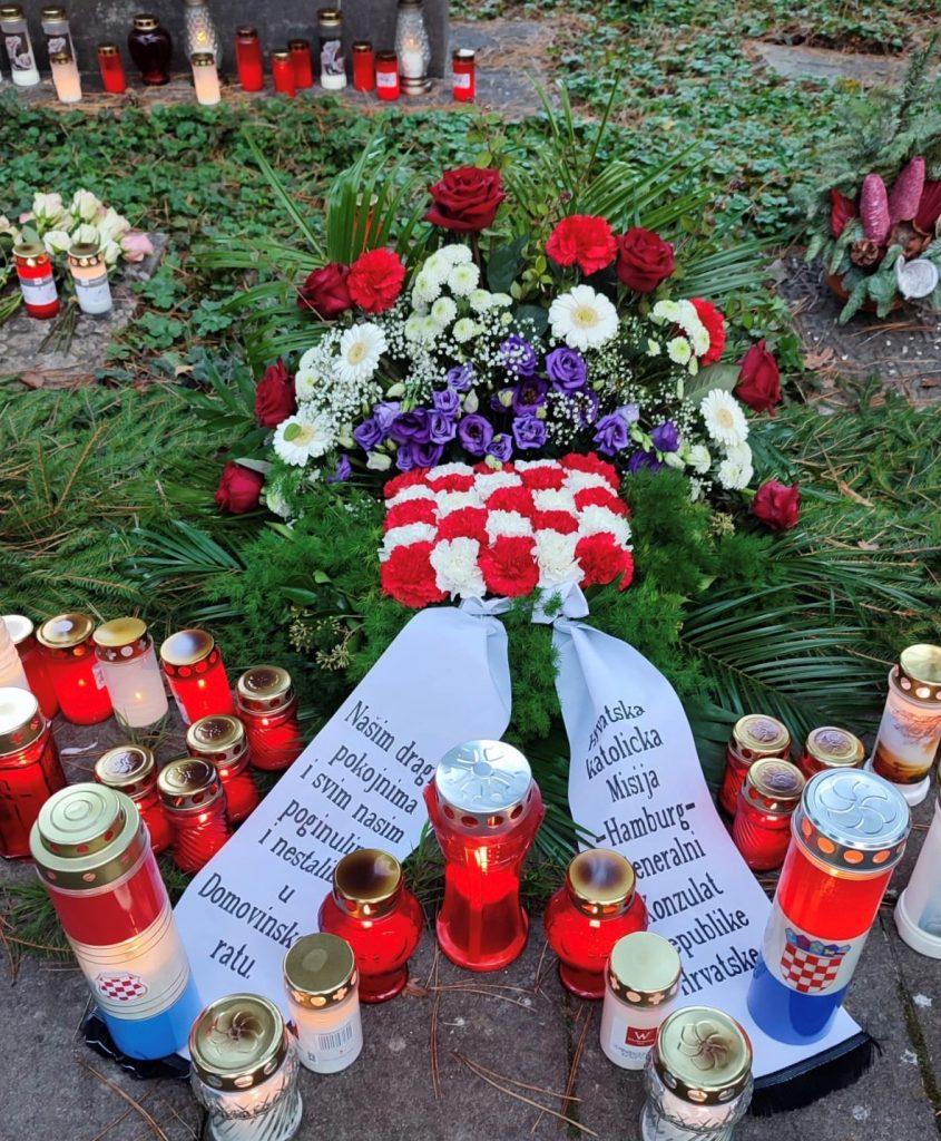 U HAMBURGU MOLILI ZA STRADALE U DOMOVINSKOM RATU: Održano tradicionalno okupljanje Hrvatica i Hrvata ispred križa park-groblja Ohlsdorf