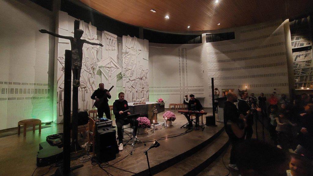 KONCERT DUHOVNE GLAZBE U GÖPPINGENU: Alan Hržica i njegov bend oduševili mlade Hrvate alan hrzica