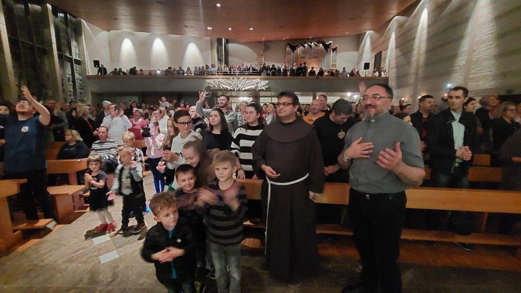 KONCERT DUHOVNE GLAZBE U GÖPPINGENU: Alan Hržica i njegov bend oduševili mlade Hrvate alan hrzica