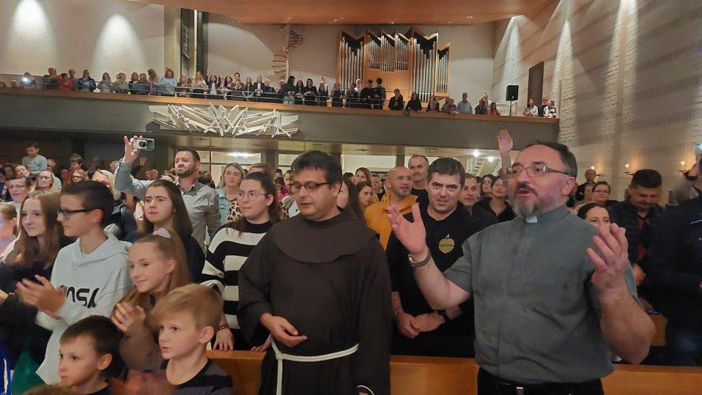 KONCERT DUHOVNE GLAZBE U GÖPPINGENU: Alan Hržica i njegov bend oduševili mlade Hrvate alan hrzica