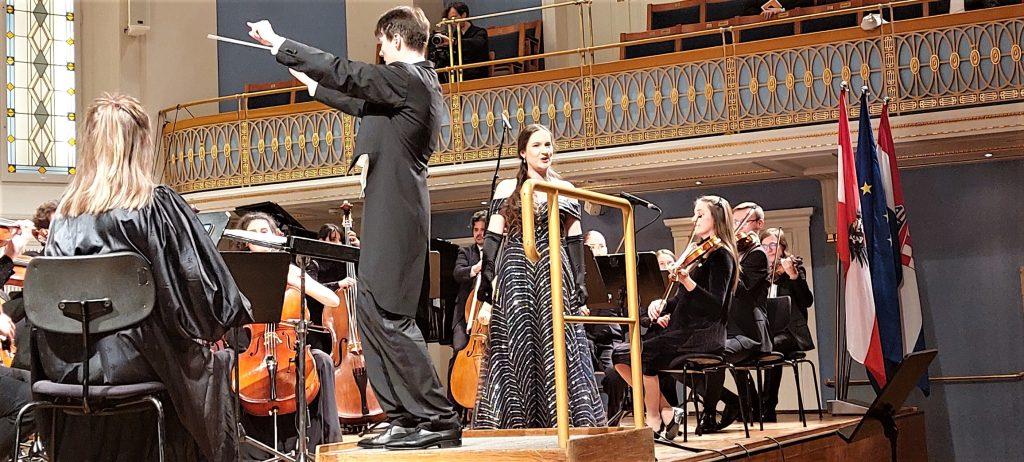 (FOTO) KONCERT i OBLJETNICA ZA PAMĆENJE: Ovacije Bečana Hrvatskoj, mladim hrvatskim i austrijskim glazbenicima i sjajnom dirigentu Veselu
