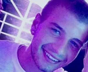 CVIJEĆE I SVIJEĆE ZA UBIJENOG MLADIĆA: Susjedi i prijatelji se opraštaju od Stjepana Jerkovića, policija objavila da je ranjena još jedna osoba CVIJEĆE I SVIJEĆE ZA UBIJENOG MLADIĆA: Susjedi i prijatelji se opraštaju od Stjepana Jerkovića, policija objavila da je ranjena još jedna osoba