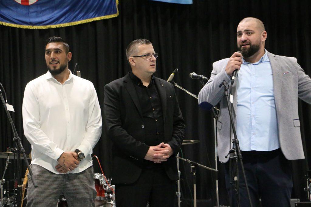 (FOTO) PRVA ADVENTSKA VEČER HRVATA U ŠVICARSKOJ: Publika se zabavljala uz Željka Bebeka, Slavonske lole i Marija Hrnjkaša