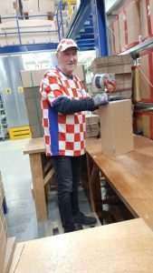 NAKON SJAJNE POBJEDE HRVATSKE U UTAKMICI S KANADOM: 76-godišnji Čedo Paić u Nizozemskoj na posao došao odjeven u hrvatski dres
